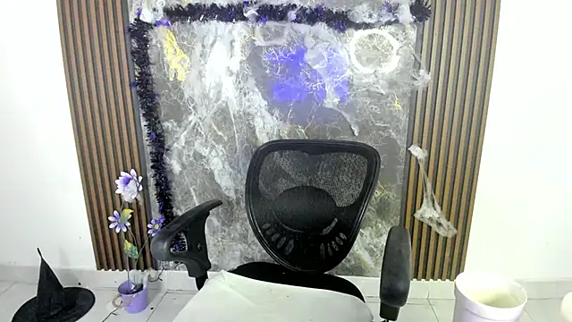 nicol jone1 online show from 10-24-25, 10:20