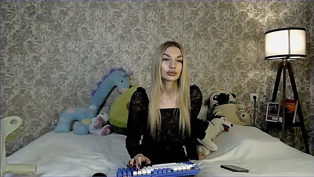 Ella Milla online show from 10-22-25, 11:42