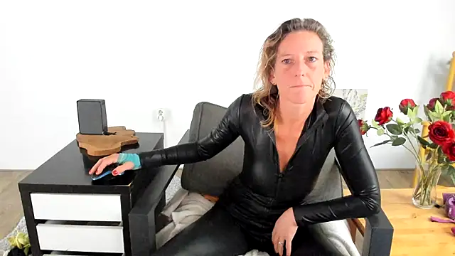 MendiPetite online show from 10-06-25, 07:42