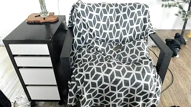 MendiPetite online show from 04-12-26, 08:23