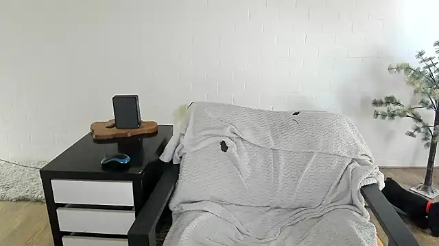 MendiPetite online show from 03-24-26, 10:04