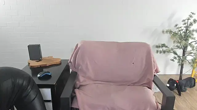 MendiPetite online show from 02-22-26, 06:42