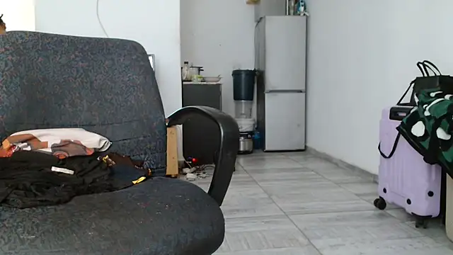 Hugetittiesxx2 online show from 11-28-25, 04:12