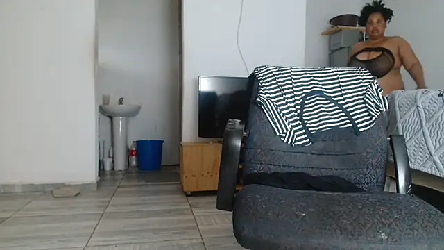 Hugetittiesxx2 online show from 12-22-25, 03:39