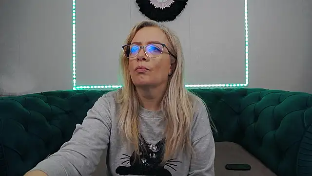 Snapshot of IvanaCharm chatting on 02-17-26, 04:32 IvanaCharm online show from 02-17-26, 04:32