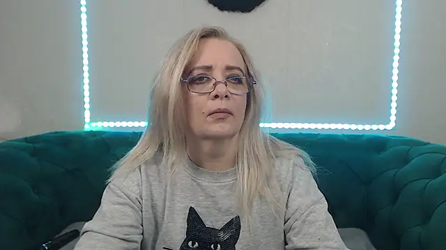 Snapshot of IvanaCharm chatting on 02-06-26, 04:30 IvanaCharm online show from 02-06-26, 04:30