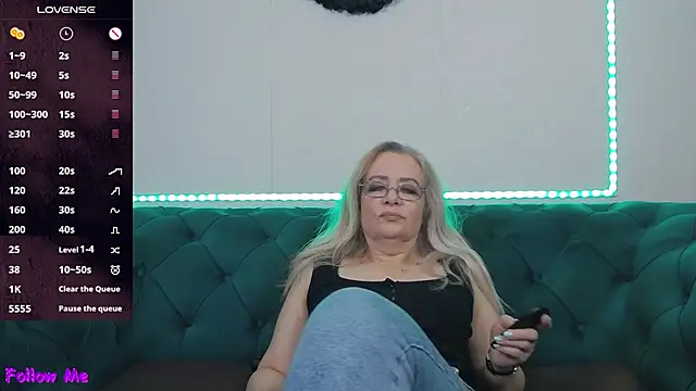 Snapshot of IvanaCharm chatting on 10-09-25, 03:29 IvanaCharm online show from 10-09-25, 03:29