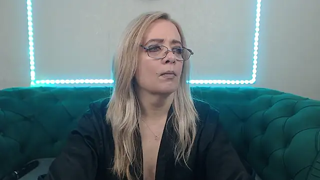 Snapshot of IvanaCharm chatting on 01-19-26, 04:49 IvanaCharm online show from 01-19-26, 04:49