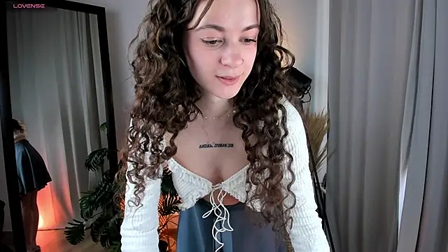 Snapshot of Curly_Moon chatting on 05-05-26, 02:09 Curly Moon online show from 05-05-26, 02:09