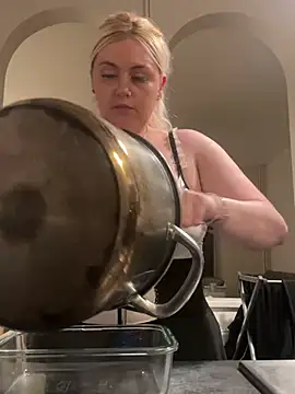 Snapshot of Blondiee3088 chatting on 02-23-25, 09:16 Blondiee3088 online show from 02-23-25, 09:16