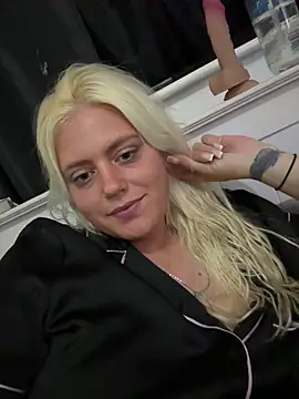 Snapshot of Blondiee3088 chatting on 09-15-25, 04:02 Blondiee3088 online show from 09-15-25, 04:02