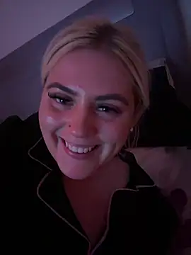 Snapshot of Blondiee3088 chatting on 12-14-24, 02:00 Blondiee3088 online show from 12-14-24, 02:00