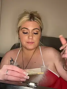 Snapshot of Blondiee3088 chatting on 12-22-24, 10:25 Blondiee3088 online show from 12-22-24, 10:25