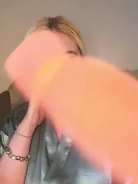 Snapshot of Blondiee3088 chatting on 03-05-25, 12:44 Blondiee3088 online show from 03-05-25, 12:44