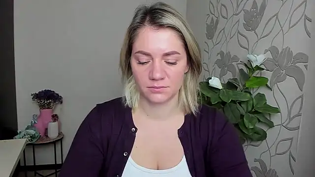 Snapshot of MariaSttone chatting on 10-14-25, 10:49 MariaSttone online show from 10-14-25, 10:49