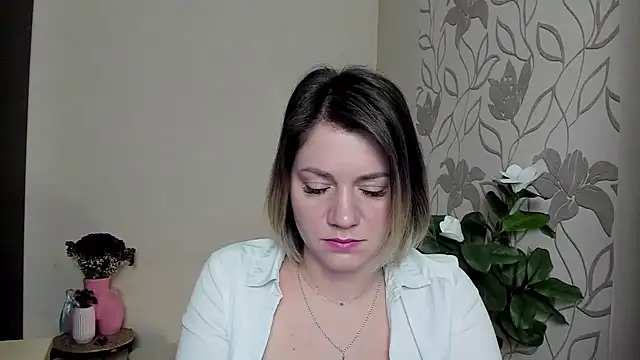 Snapshot of MariaSttone chatting on 02-25-25, 07:27 MariaSttone online show from 02-25-25, 07:27