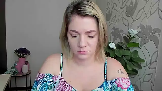 Snapshot of MariaSttone chatting on 10-20-25, 11:22 MariaSttone online show from 10-20-25, 11:22