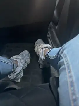 Snapshot of FeetVibe chatting on 04-24-26, 04:25 FeetVibe online show from 04-24-26, 04:25