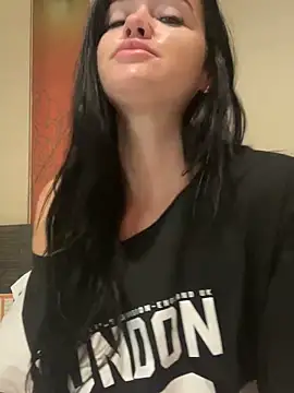 English-Chloe96 online show from 12-20-25, 04:37