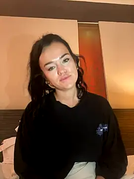 English-Chloe96 online show from 10-13-25, 04:25
