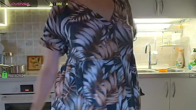 Snapshot of MilfeaN chatting on 10-06-25, 06:25 MilfeaN online show from 10-06-25, 06:25