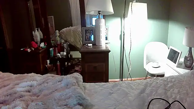 EllaSnow online show from 12-20-24, 12:19