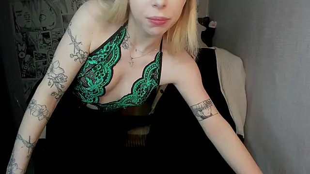 Snapshot of Martha_Cameron chatting on 02-10-25, 02:30 Martha Cameron online show from 02-10-25, 02:30