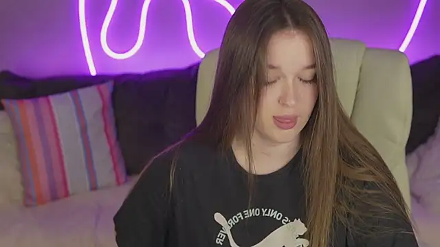 Snapshot of DonnaLustt chatting on 11-17-25, 02:32 DonnaLustt online show from 11-17-25, 02:32