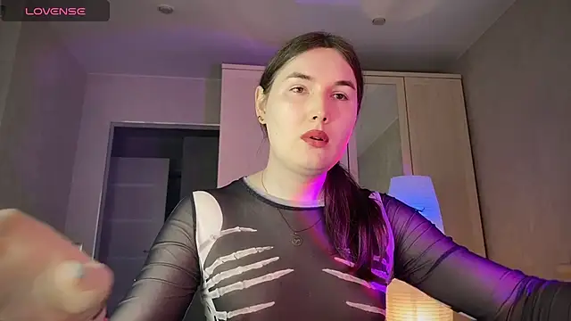 Snapshot of Maria_Bowie chatting on 05-22-26, 06:55 Maria Bowie online show from 05-22-26, 06:55