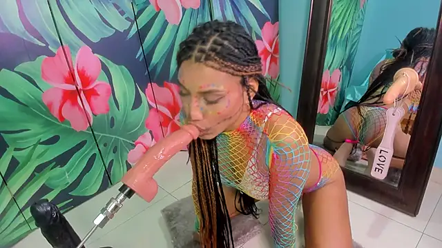 Snapshot of Mieldeluna chatting on 10-17-25, 06:17 Mieldeluna online show from 10-17-25, 06:17