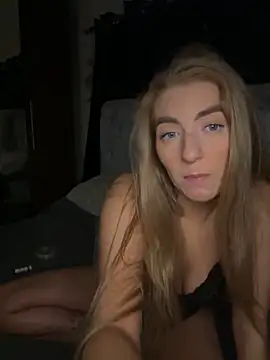 Snapshot of Summer_Paige chatting on 10-19-25, 01:08 Summer Paige online show from 10-19-25, 01:08