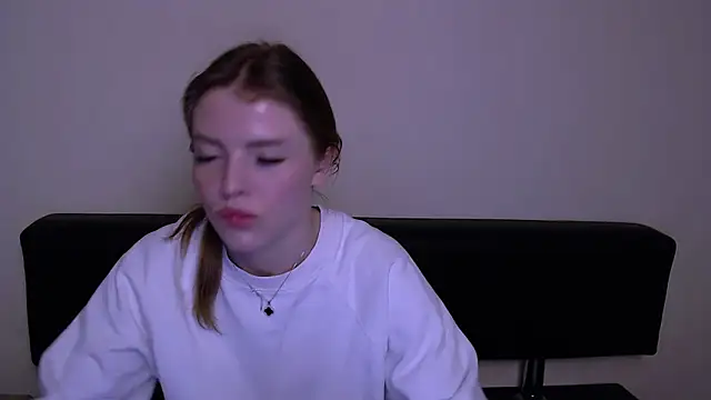 Snapshot of MissOliviaa_ chatting on 03-05-25, 12:44 MissOliviaa  online show from 03-05-25, 12:44