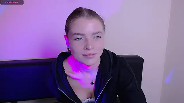 Snapshot of MissOliviaa_ chatting on 10-27-25, 01:12 MissOliviaa  online show from 10-27-25, 01:12