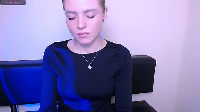 Snapshot of MissOliviaa_ chatting on 10-28-25, 01:54 MissOliviaa  online show from 10-28-25, 01:54