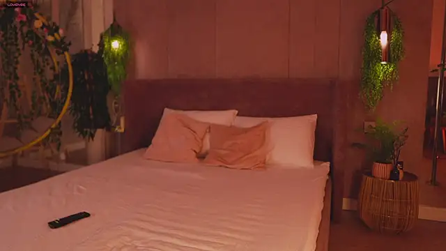 Smiley Mia online show from 11-14-25, 05:11