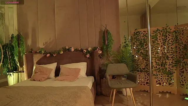 Smiley Mia online show from 10-10-25, 05:08