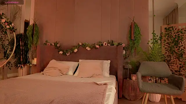 Smiley Mia online show from 10-16-25, 05:16