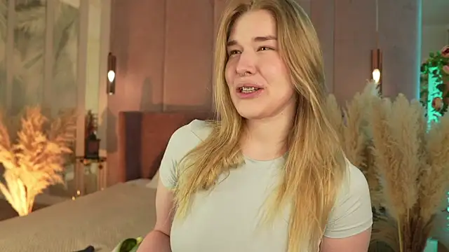 Smiley Mia online show from 04-12-26, 05:11