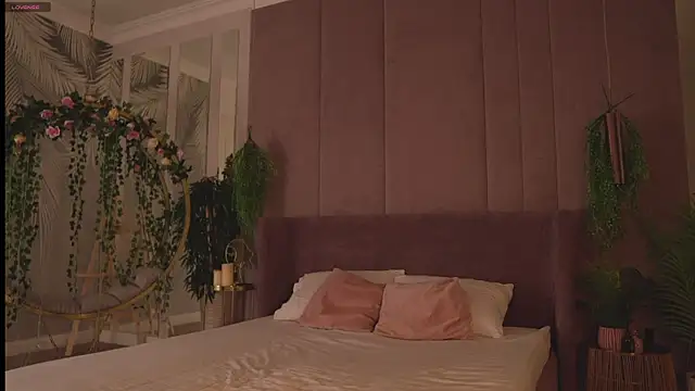 Smiley Mia online show from 11-16-25, 05:01