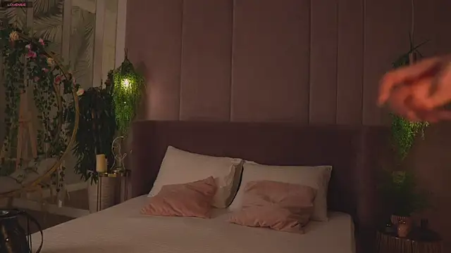 Smiley Mia online show from 11-30-25, 05:08