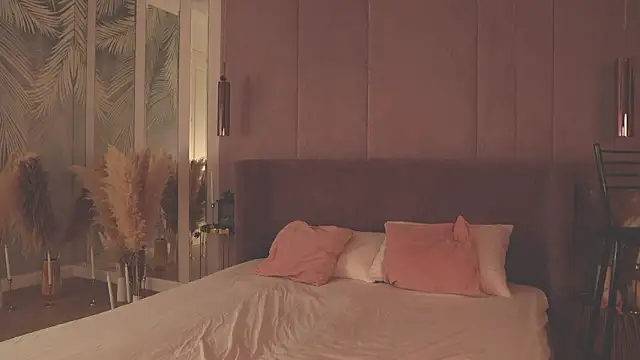 Smiley Mia online show from 02-04-26, 05:02