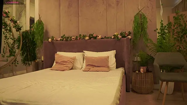 Smiley Mia online show from 09-24-25, 05:03