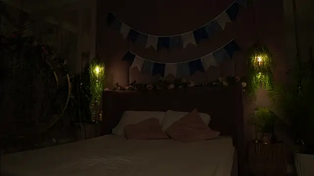 Smiley Mia online show from 09-28-25, 05:03