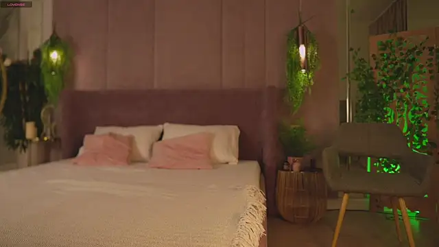 Smiley Mia online show from 11-29-25, 05:07