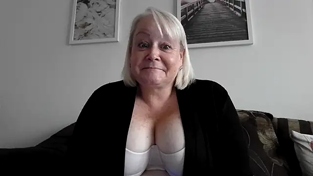 Snapshot of ANNIE_XXXUK chatting on 01-15-25, 01:52 ANNIE XXXUK online show from 01-15-25, 01:52