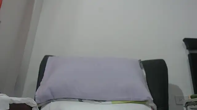 Snapshot of Lizz_xxxx chatting on 06-07-26, 06:13 Lizz xxxx online show from 06-07-26, 06:13