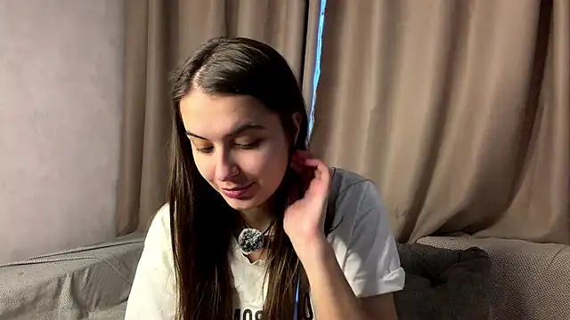 Snapshot of elisa_moon chatting on 03-24-26, 03:01 elisa moon online show from 03-24-26, 03:01