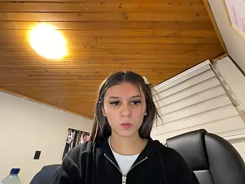 Snapshot of aliisonn_parker26 chatting on 02-27-25, 08:31 aliisonn parker26 online show from 02-27-25, 08:31