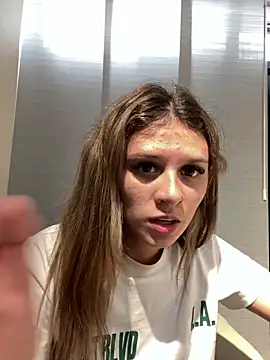 Snapshot of aliisonn_parker26 chatting on 02-24-25, 08:03 aliisonn parker26 online show from 02-24-25, 08:03