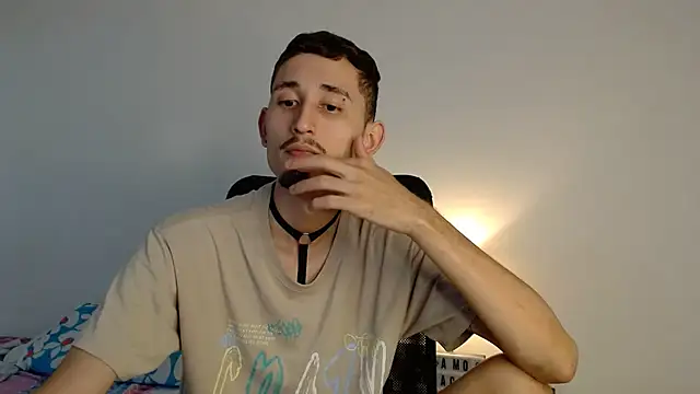 Snapshot of enzo_0814 chatting on 03-05-25, 02:34 enzo 0814 online show from 03-05-25, 02:34